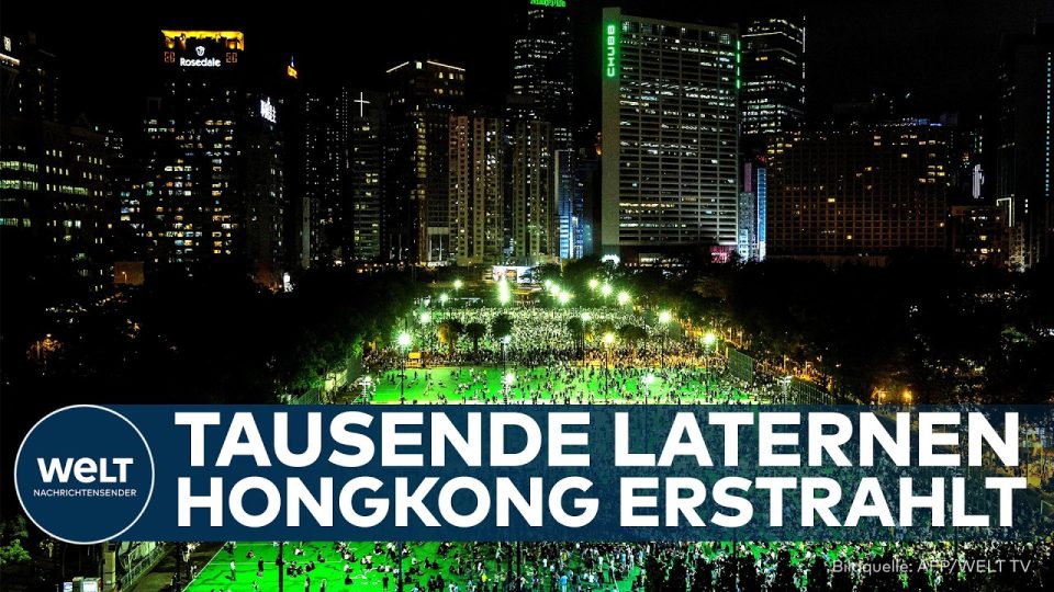Leuchtende Laternen beim Mitherbstfest Hongkong im Victoria Park mit dem 8 Meter hohen Kunstbaum aus Nanjing