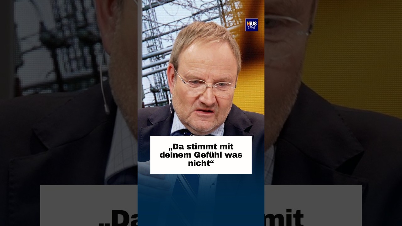 Älterer Mann sitzt nachdenklich am Tisch und rechnet – Symbolbild für Rente und Grundsicherung im Vergleich
