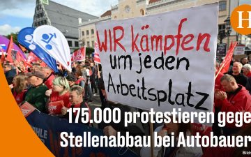 Beschäftigte protestieren beim Autoindustrie Protest der IG Metall vor einem deutschen Automobilwerk