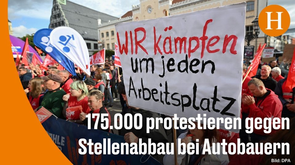 Beschäftigte protestieren beim Autoindustrie Protest der IG Metall vor einem deutschen Automobilwerk