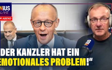 private Krankenversicherung – Friedrich Merz am Rednerpult bei einer Pressekonferenz zur privaten Krankenversicherung und so…