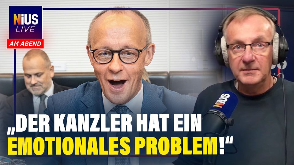 private Krankenversicherung – Friedrich Merz am Rednerpult bei einer Pressekonferenz zur privaten Krankenversicherung und so…