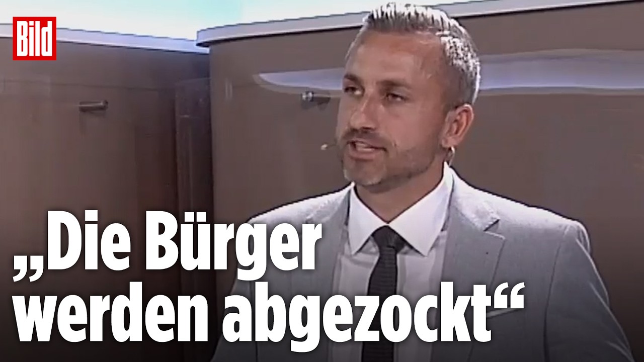 AfD-Politiker Siegmund hält eine Tankquittung in die Kamera als Symbol für hohe Kraftstoffsteuer in Deutschland