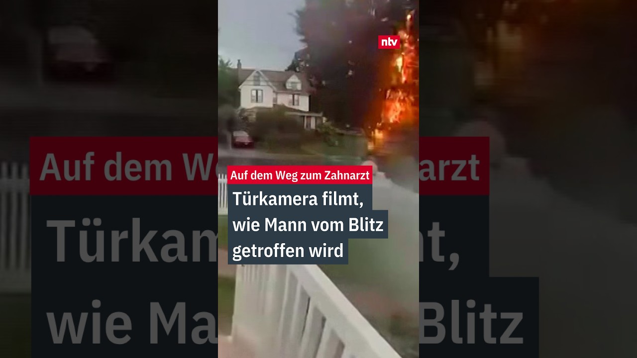 Mann liegt nach Blitz getroffen auf dem Gehweg in New York, Türkamera-Aufnahme eines Blitzeinschlags