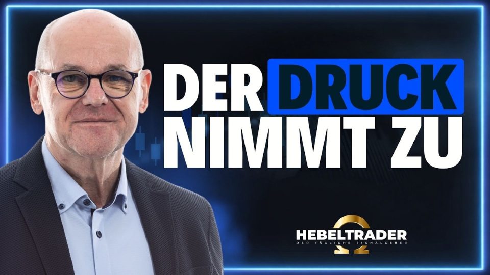 Korrekturrisiko Aktienmarkt – Händler an der Wall Street blickt auf Kursmonitore – Korrekturrisiko am Aktienmarkt steigt