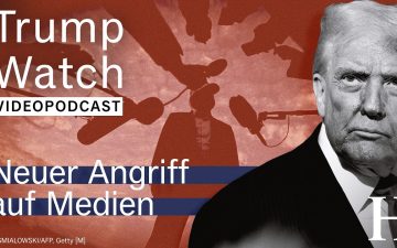 Trump Medienpolitik – Donald Trump am Rednerpult im Weißen Haus, im Hintergrund Journalisten – Symbol für Trumps Medienpolit…