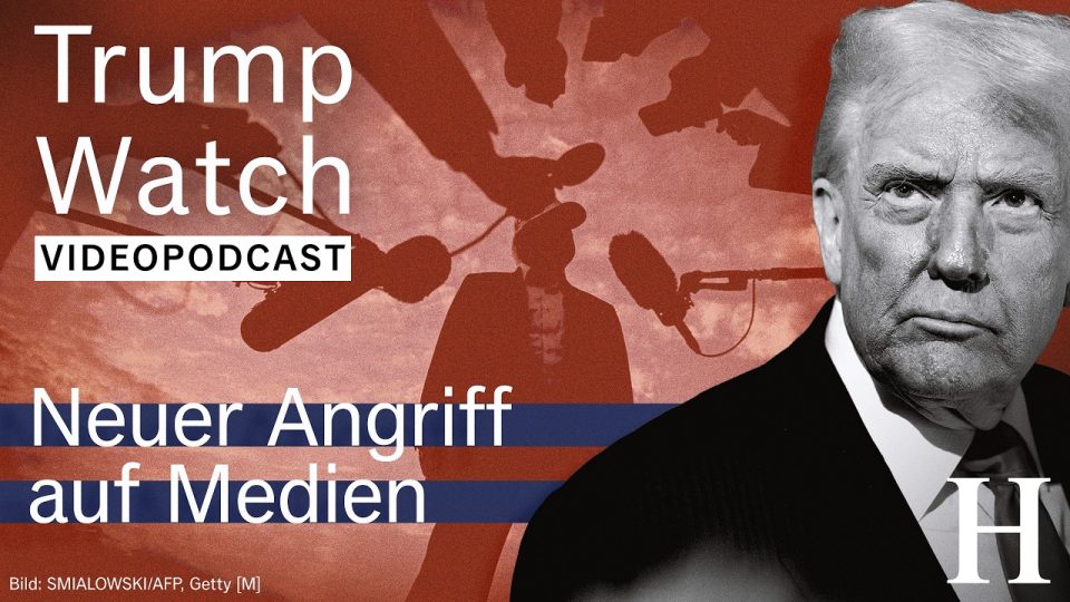 Trump Medienpolitik – Donald Trump am Rednerpult im Weißen Haus, im Hintergrund Journalisten – Symbol für Trumps Medienpolit…
