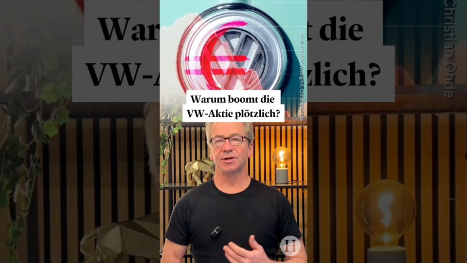 VW-Aktie Kursanstieg im DAX – Volkswagen-Logo vor Börsentafel mit steigenden Kursen