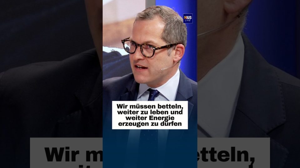 EU-Fahnen vor dem Berlaymont-Gebäude in Brüssel – Symbol für EU-Bürokratie und europäische Institutionen