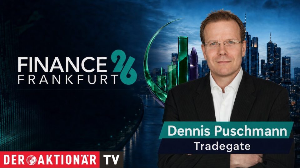 Junger Anleger analysiert sein Depot auf einem Tablet – Depot strukturieren mit ETF und KI-Aktien