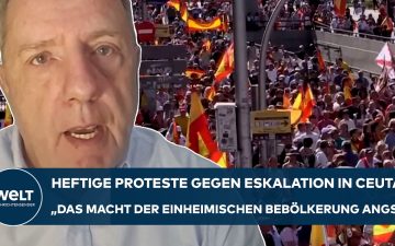 Protestierende in Madrid mit Transparenten gegen die Ceuta Migrationskrise und die Regierung Sánchez