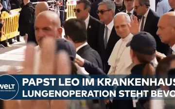 Papst Leo Lungenoperation – Papst Leo winkt Schaulustigen vor der Gemelli Klinik in Rom vor seiner Lungenoperation zu