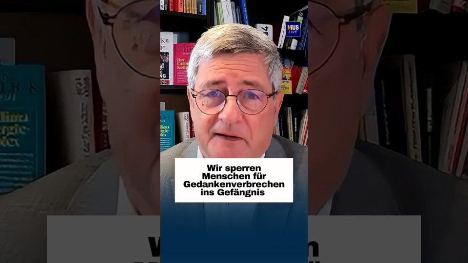 Richterhammer auf einem Gerichtstisch – Symbol für das Gedankenverbrechen im deutschen Terrorismusstrafrecht