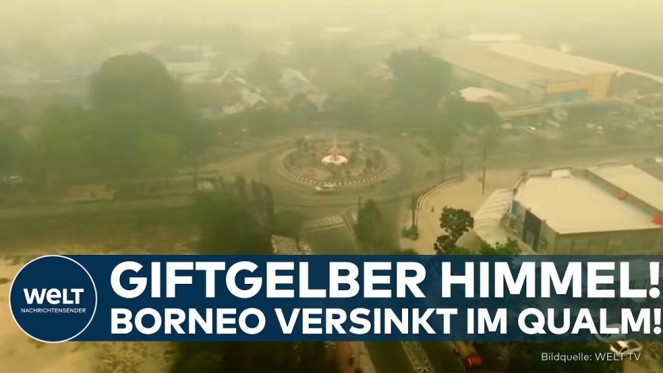 Torfbrand Borneo – Dichter gelber Rauch über der Stadt Pangkalan Bun auf Borneo durch Torfbrand und Brandrodungen