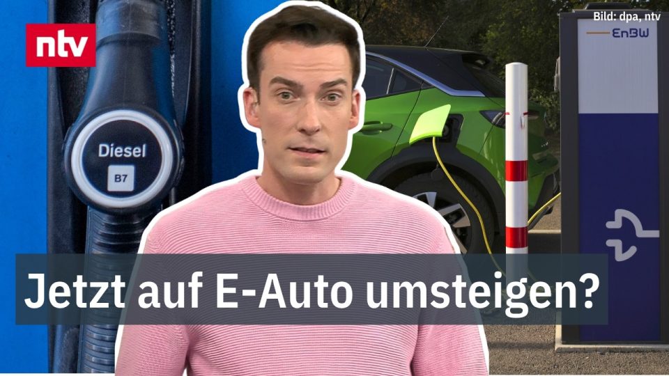 Elektroauto vs. Verbrenner – Elektroauto und Verbrenner nebeneinander an einer Tankstelle und Ladesäule im Vergleich