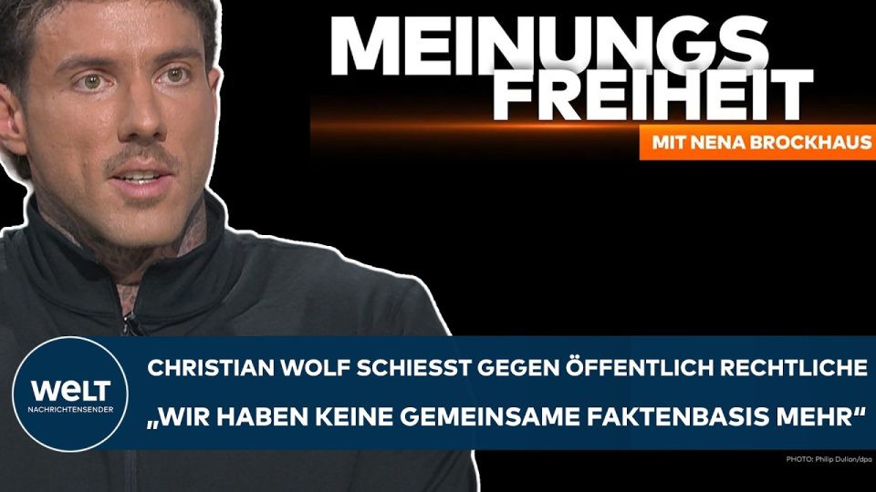 öffentlich-rechtlicher Rundfunk – Mikrofon vor einem Fernsehstudio-Hintergrund – Symbol für den öffentlich-rechtlichen Rundf…
