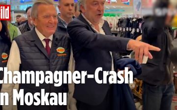 Gerhard Schröder beim Schröder Moskau Besuch in einem Supermarkt, im Hintergrund eine umgestürzte Champagner-Auslage