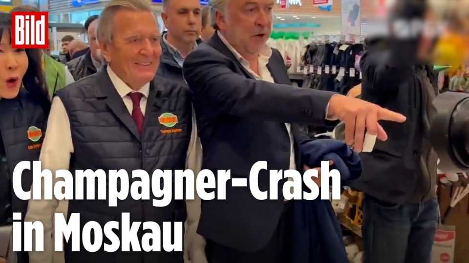 Gerhard Schröder beim Schröder Moskau Besuch in einem Supermarkt, im Hintergrund eine umgestürzte Champagner-Auslage