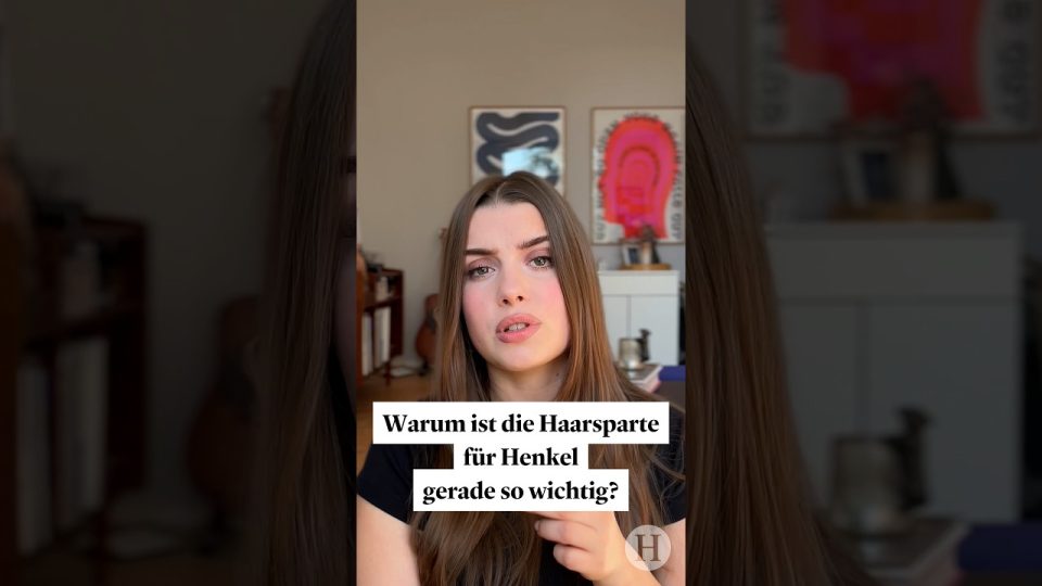 Verschiedene Haarpflegeprodukte von Schwarzkopf und Henkel auf einem Badezimmerregal – Haarpflege im Fokus