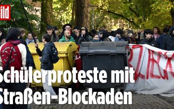 Schülerproteste Berlin – Schülerinnen und Schüler blockieren den Eingang des Andreas-Gymnasiums in Berlin bei einem Protest …