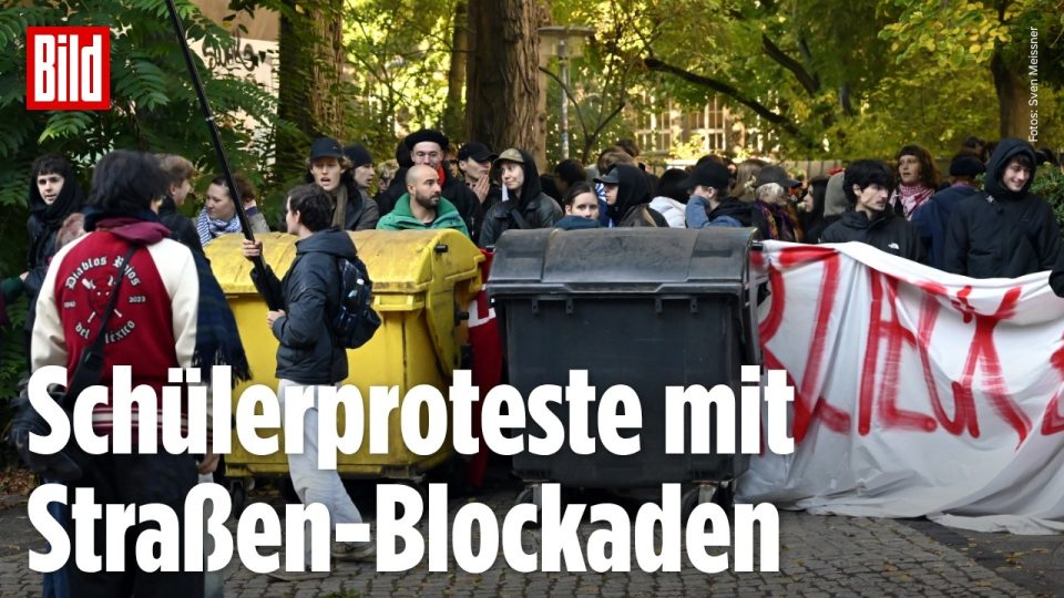 Schülerproteste Berlin – Schülerinnen und Schüler blockieren den Eingang des Andreas-Gymnasiums in Berlin bei einem Protest …