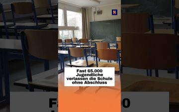 Jugendliche ohne Schulabschluss sitzen vor einem Schulgebäude – Rekordzahl im Schuljahr 2024/25