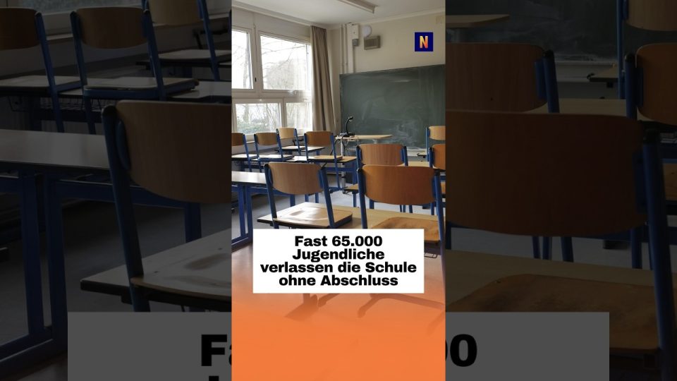 Jugendliche ohne Schulabschluss sitzen vor einem Schulgebäude – Rekordzahl im Schuljahr 2024/25