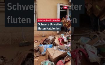 Unwetter Spanien – Überflutete Straßen in Katalonien nach schweren Unwettern in Spanien mit weggespülten Fahrzeugen