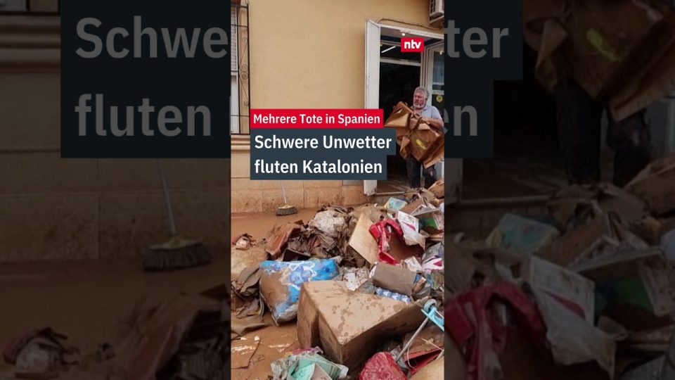 Unwetter Spanien – Überflutete Straßen in Katalonien nach schweren Unwettern in Spanien mit weggespülten Fahrzeugen