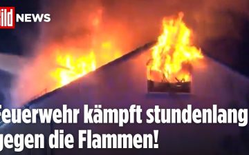Dachstuhlbrand Reilingen – Feuerwehr bekämpft Dachstuhlbrand in Reilingen mit Drehleiter bei Nacht