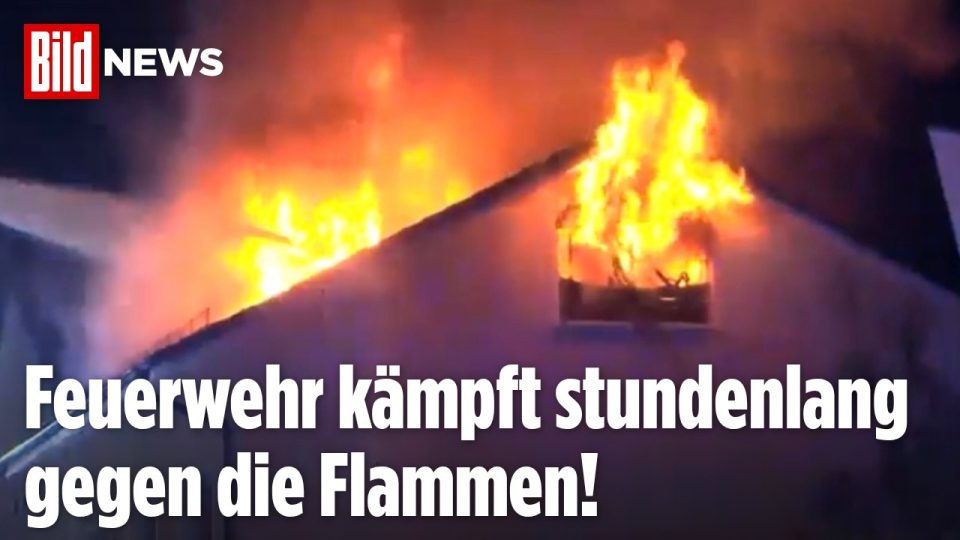 Dachstuhlbrand Reilingen – Feuerwehr bekämpft Dachstuhlbrand in Reilingen mit Drehleiter bei Nacht
