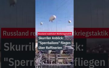 Großer russischer Sperrballon schwebt über einer Industrieanlage als Schutz gegen Drohnenangriffe