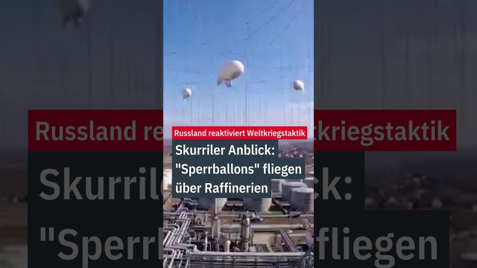 Großer russischer Sperrballon schwebt über einer Industrieanlage als Schutz gegen Drohnenangriffe