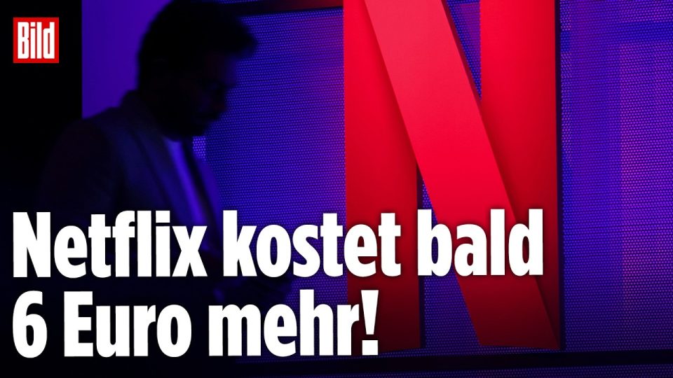 Fernbedienung vor einem Fernseher mit Netflix-Logo – das Netflix Basisabo wird abgeschafft