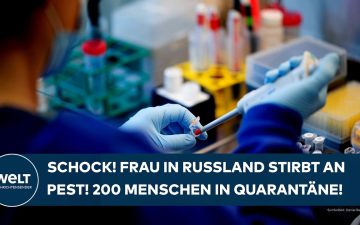 Laborantin in Schutzausrüstung hält Reagenzglas – Symbol für Pest-Laborunfall in Irkutsk, Russland