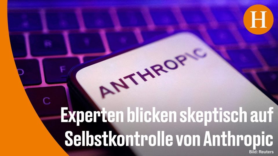 Symbolbild KI-Sicherheit: Prüfer analysieren Daten eines KI-Systems auf einem Bildschirm im Büro
