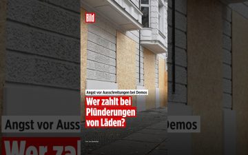 Ladenbesitzer prüft Sicherheitskamera im Geschäft – Betriebsunterbrechungsversicherung schützt bei Schäden