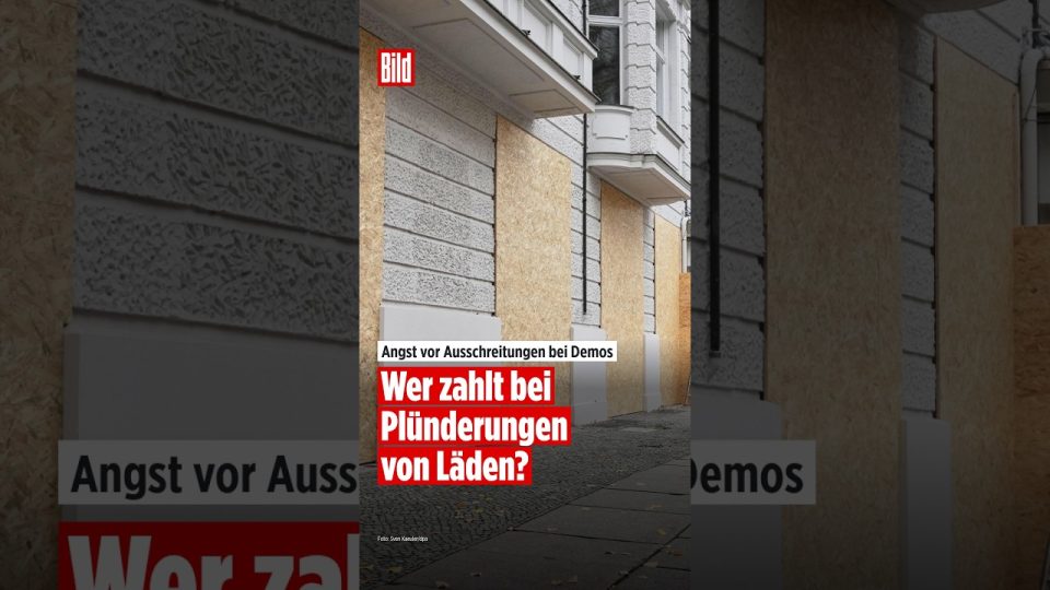 Ladenbesitzer prüft Sicherheitskamera im Geschäft – Betriebsunterbrechungsversicherung schützt bei Schäden