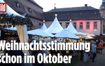 Weihnachtsmarkt Schloss Laubach im Oktober mit Lichterglanz und Glühweinständen in herbstlicher Umgebung