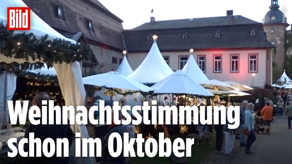 Weihnachtsmarkt Schloss Laubach im Oktober mit Lichterglanz und Glühweinständen in herbstlicher Umgebung