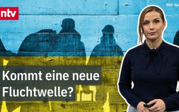 Ukrainische Flüchtlinge mit Koffern an einem Bahnhof in Deutschland warten auf Hilfe