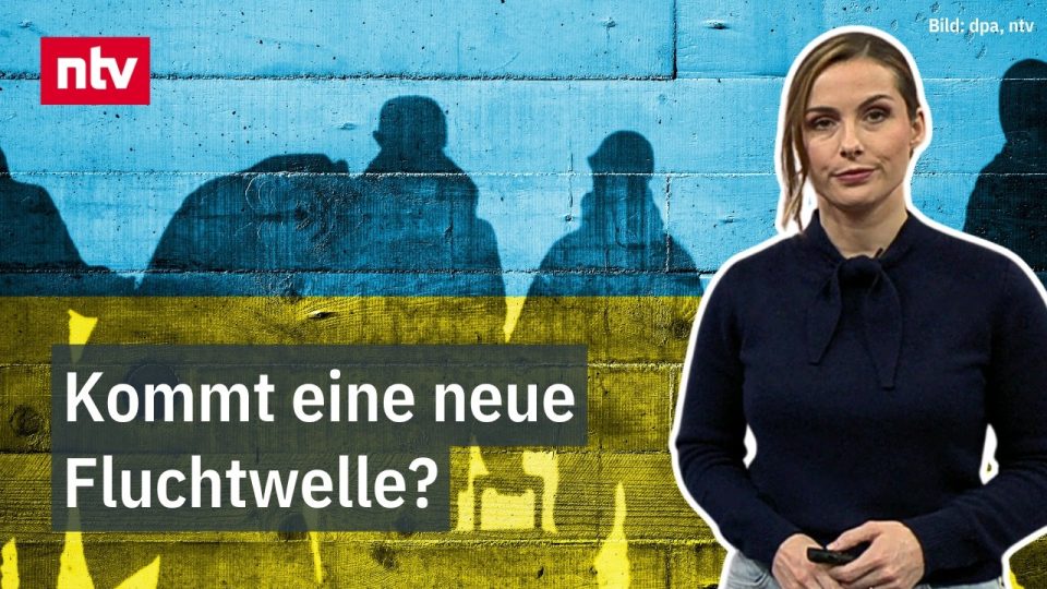 Ukrainische Flüchtlinge mit Koffern an einem Bahnhof in Deutschland warten auf Hilfe
