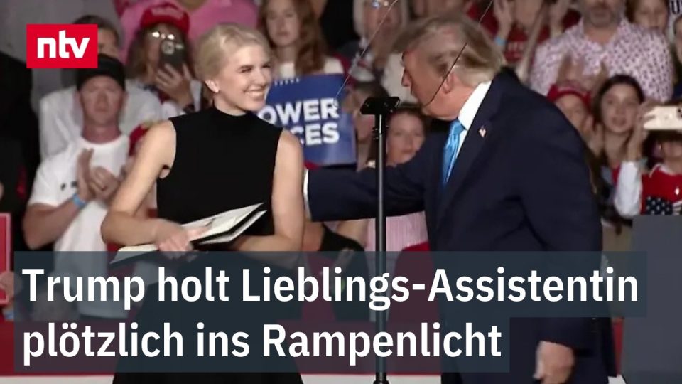 Donald Trump ruft Assistentin Natalie Harp bei einer Wahlkampfveranstaltung in Nebraska auf die Bühne