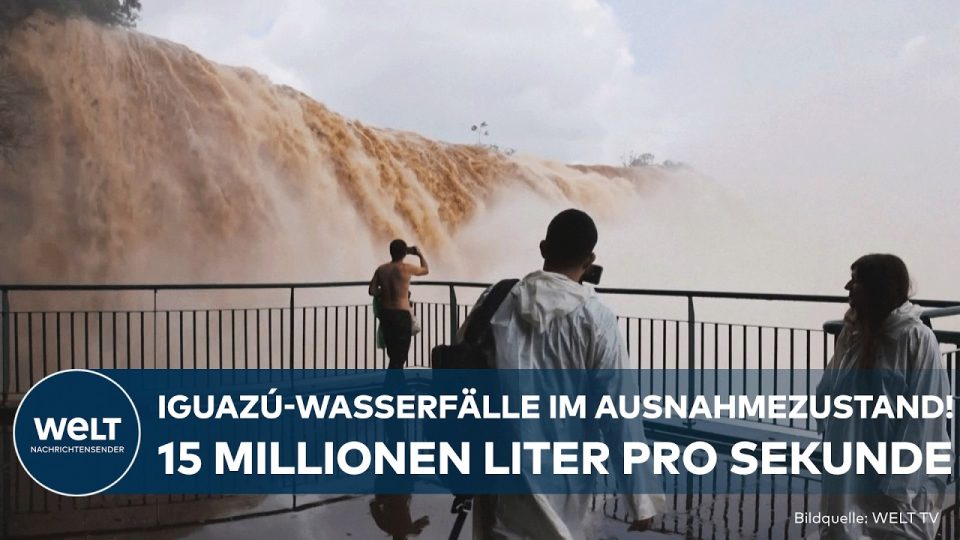 Tosende Iguazú-Wasserfälle in Brasilien mit massiven Wassermassen beim Teufelsschlund nach extremem Starkregen