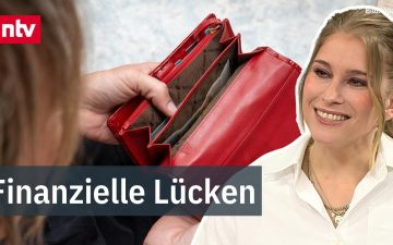 Frau sitzt nachdenklich vor Unterlagen und Taschenrechner – Symbol für Gender Pay Gap und fehlende Altersvorsorge