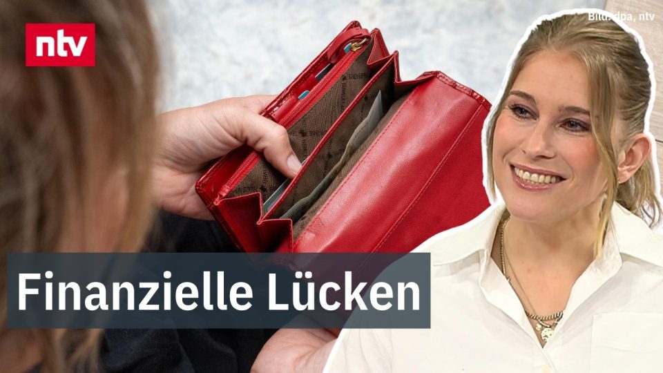 Frau sitzt nachdenklich vor Unterlagen und Taschenrechner – Symbol für Gender Pay Gap und fehlende Altersvorsorge