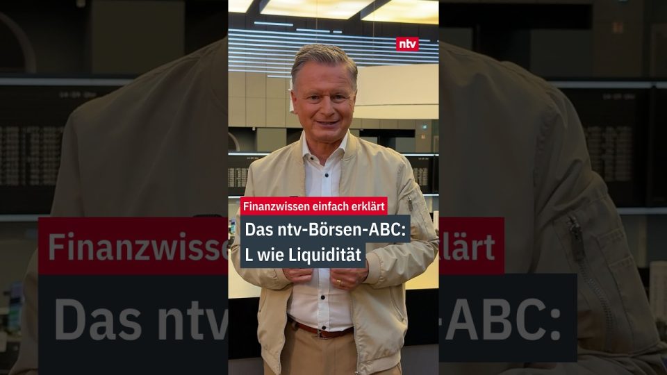 Münzen und Geldscheine neben einem Tagesgeldkonto-Symbol – Liquidität im persönlichen Finanzmanagement