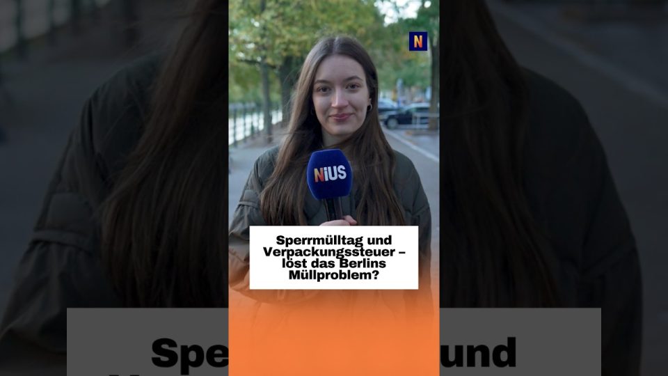 Sperrmüll und alte Möbel auf einem Berliner Gehweg – Berlins Müllproblem im Stadtbild