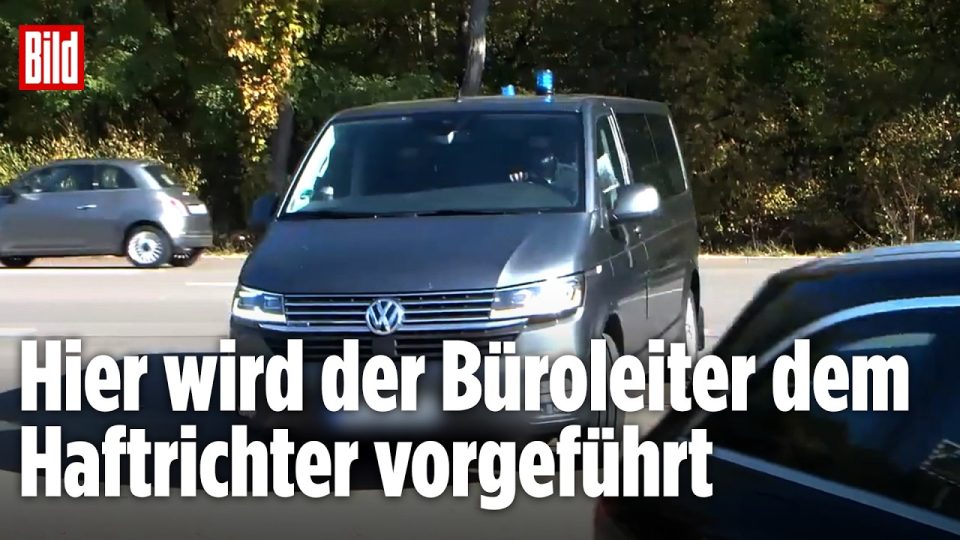 Symbolbild Geheimdienst-Skandal – Aktenmappe und BND-Logo stehen für den Fall um den Büroleiter von August Hanning