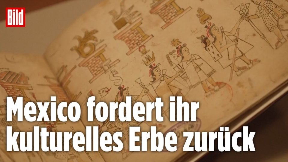 Besucher im Anthropologiemuseum Mexico City betrachten den Kodex Azteken als Leihgabe aus Paris